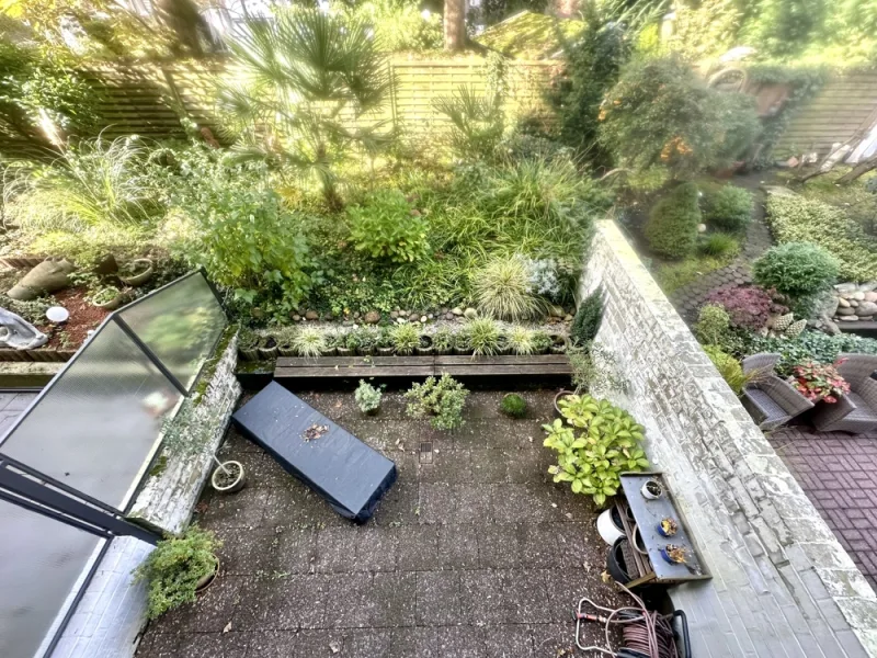 Blick Balkon in den Garten