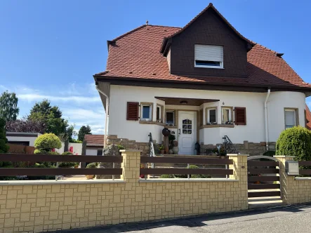 Außenansicht Eingang - Haus kaufen in Bellheim - Kleines Einfam.haus wie aus dem Ei gepellt mit großem Hof, schönem Garten und edler Bepflanzung!