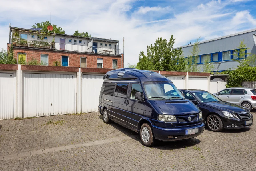 Garage und Stellplatz