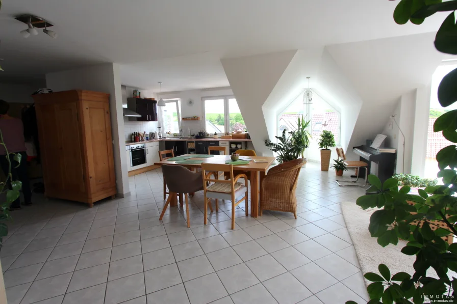 23-CPVH-407 - Wohnung kaufen in Stadecken-Elsheim - Gepflegte Dachgeschosswohnung mit Balkon und zwei Stellplätzen