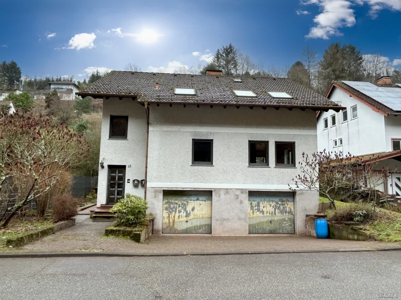 24-MRBD-68  - Haus kaufen in Pirmasens / Niedersimten - Freistehendes Zweifamilienhaus mit Garagen und Garten im Leerstand zu verkaufen