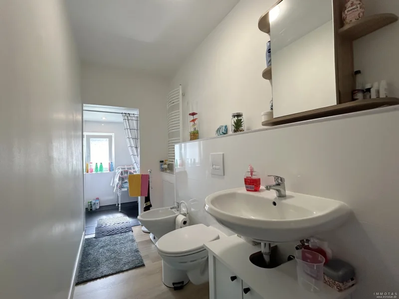 Wohnung rechts Badezimmer