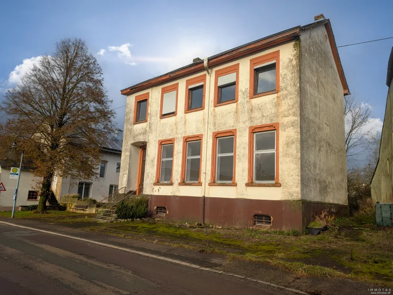 SP-24-CS-316  - Haus kaufen in Palzem / Kreuzweiler - Ehemaliges Schulgebäude mit kompletter Wohneinheit und weitläufigem Grundstück