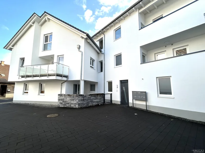 25-VHLW-3  - Wohnung mieten in Winnweiler - ZUR MIETE - Moderne Eigentumswohnung im 1. OG mit Balkon und zwei Stellplätzen