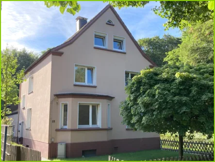 Straßenansicht - Haus kaufen in Hamm - Geräumiges freihstehendes Zweifamilienhaus mit vielen Möglichkeiten in schöner Randlage von Hamm-Pelkum