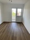  Kleines Zimmer mit Zugang zum Balkon