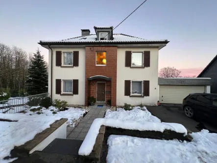 Hausansicht - Haus kaufen in Velbert - Ein-/ Zweifamilienhaus mit Weitblick.