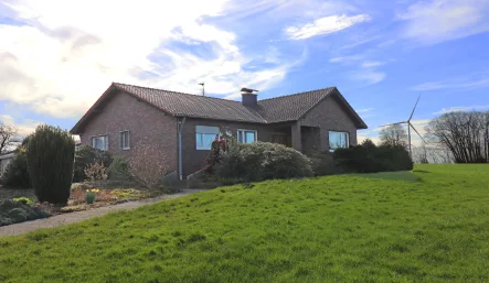 01-Front (2) - Haus kaufen in Waldfeucht - Gepflegter Bungalow mit zwei Stallungen auf einem 30.000m² Grundstück in Waldfeucht