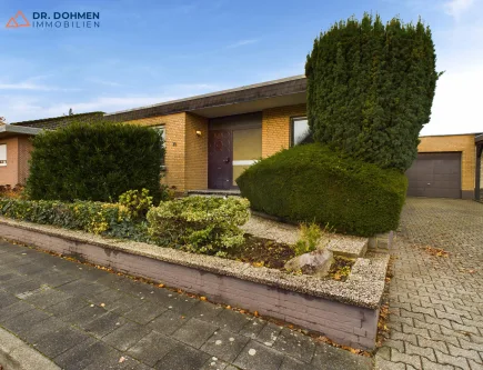 01.1 Front - Haus kaufen in Heinsberg - Solider Bungalow mit Garten und Garage in Feldrandlage von Heinsberg-Himmerich