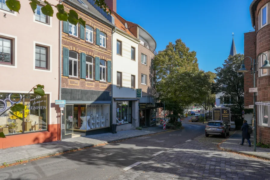 Außenansicht - Haus kaufen in Linnich - Sanierungsbedürftiges Reihenmittelhaus mit Ladenfläche