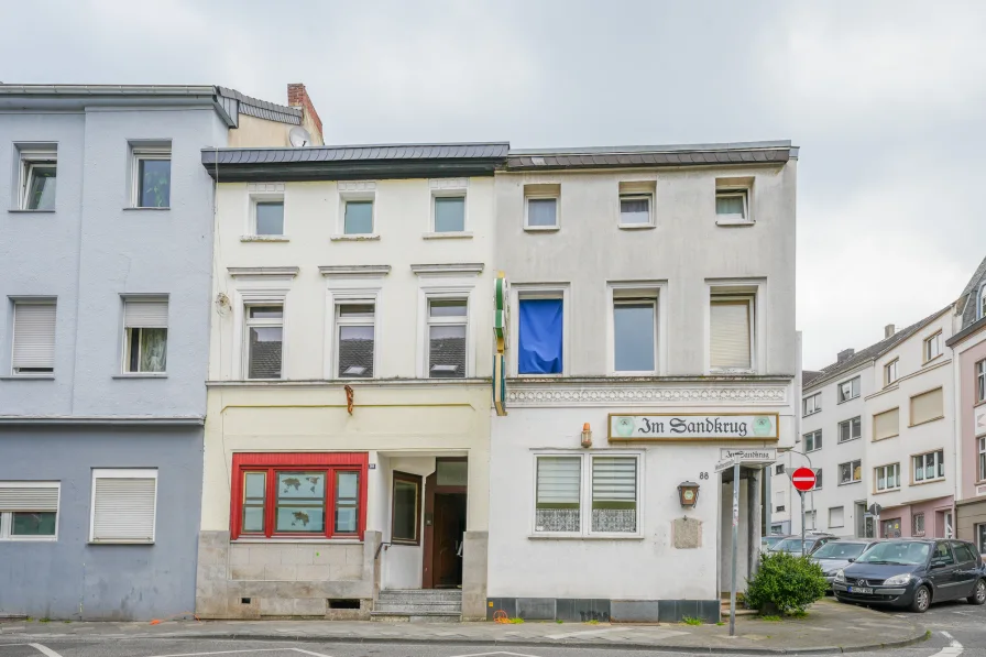 Hausansicht - Haus kaufen in Mönchengladbach - Sanierungsbedürftige Reihenhäuser in Mönchengladbach mit großem Potenzial