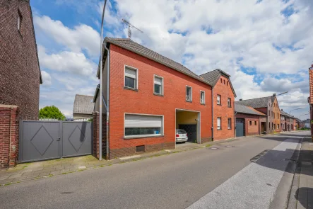 Hausansicht - Haus kaufen in Heinsberg - Charmante Doppelhaushälfte mit historischem Flair in Kirchhoven