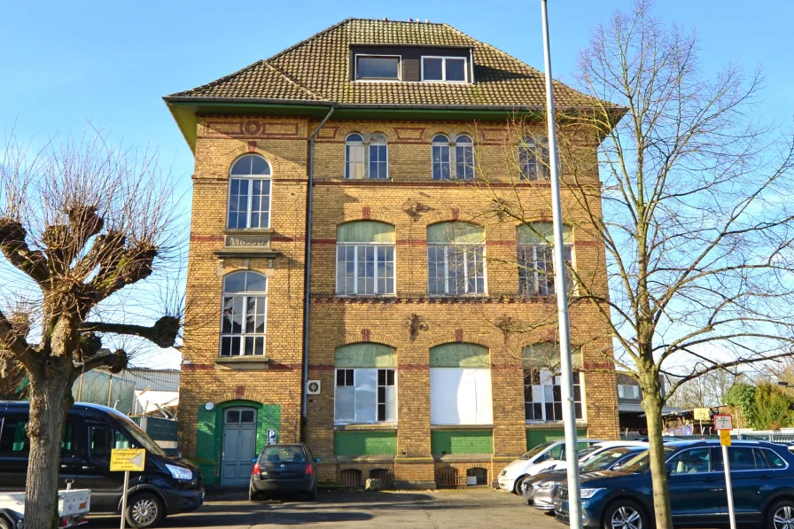  - Haus kaufen in Hennef - Hennef-Zentrum, darf es etwas Besonderes sein? Denkmalgeschützte Schule von 1893 mit Gewölbekeller