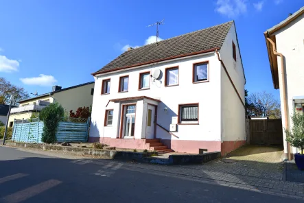 Außenansicht - Haus kaufen in Hennef - Verkauf im Bieterverfahren: Stark sanierungsbedürftiges Einfamilienhaus mit schönem Grundstück