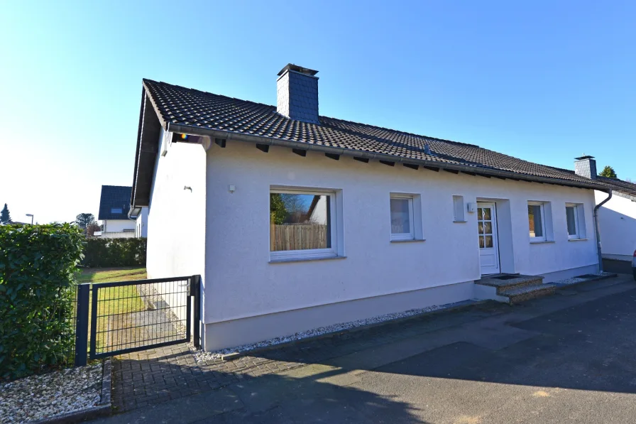 Außenansicht - Haus mieten in Lohmar - Einziehen und wohlfühlen: Attraktiver Bungalow mit Garten und Garage