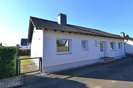 Außenansicht - Haus mieten in Lohmar - Einziehen und wohlfühlen: Attraktiver Bungalow mit Garten und Garage