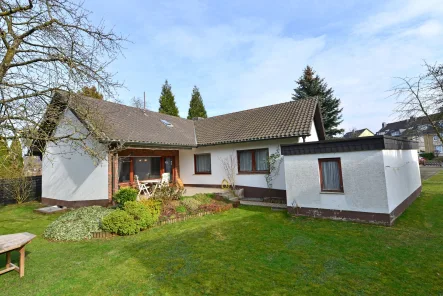 Rückansicht - Haus kaufen in Köln - Bungalow mit Keller in Porz-Lind und weiterer Bebauungsmöglichkeit auf dem Grundstück