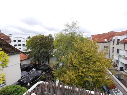 Blick vom Balkon - Wohnung kaufen in Hennef - Anlageobjekt: Hennef-Markt - Vermietete 2-Zimmer-Dachgeschosswohnung mit Balkon  und  TG-Stellplatz