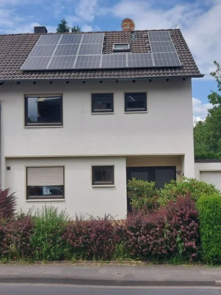 Außenansicht - Haus kaufen in Hennef - Bonner Straße: Gut geschnittenes Reiheneckhaus mit viel Platz und Potential in zentraler Lage 