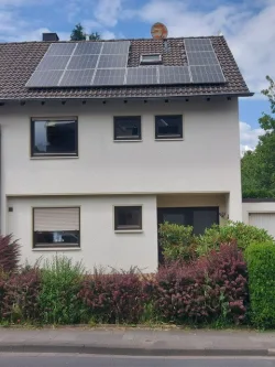 Außenansicht - Haus kaufen in Hennef - Bonner Straße: Gut geschnittenes Reiheneckhaus mit viel Platz und Potential in zentraler Lage 