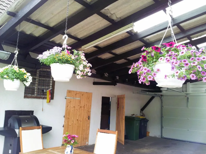 Carport/überdachte Terrasse mit Zugang zum Anbau