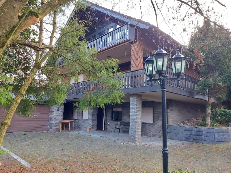 Ansicht von hinten - Haus kaufen in Hennef - Ideal für die große Familie - Großzügiges Einfamilienhaus in Lauthausen