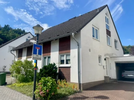 Gartenansicht  - Haus kaufen in Hennef - Lichtdurchflutete und gut geschnittene Doppelhaushälfte in zentraler, familienfreundlicher Lage