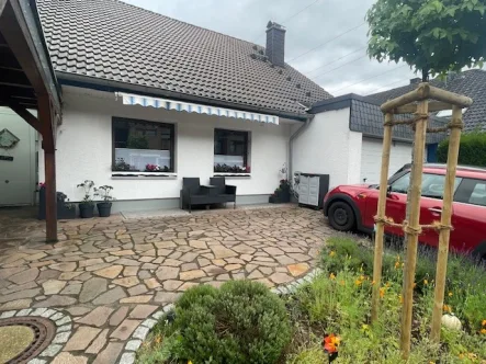 Außenansicht - Haus kaufen in Hennef - Hennef-Edgoven: Freistehendes Einfamilienhaus - 257 m²Wohnfläche / 8 Zimmer / Traumblick über Hennef