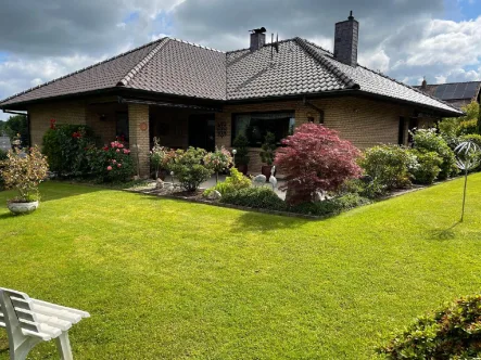 Außenansicht - Haus kaufen in Hennef - Happerschoß: Großzügiges  und  top-gepflegtes Domizil mit schönem Garten in familienfreundlicher Lage