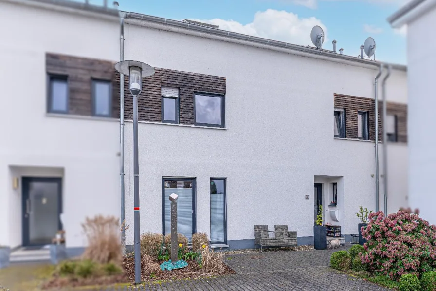 Außenansicht - Haus kaufen in Hennef - Gepflegtes, helles Einfamilienhaus, großzügig mit Garten  und  Carport im Hennefer Siegbogen