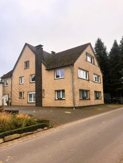 Die Außenansicht - Wohnung mieten in Hennef - Stadt Blankenberg! Schöne 3-Zimmer-Wohnung, ländlich, im 1.Obergeschoss mit Balkon