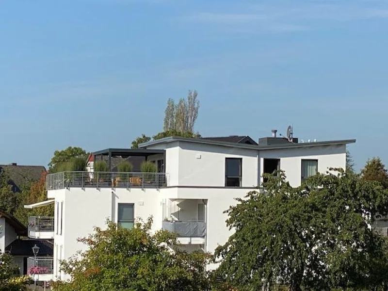 Blick von unten zur Dachterrasse mit Überdachung