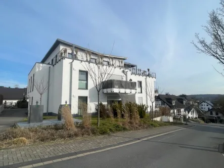 Außenansicht - Wohnung mieten in Ruppichteroth - Lichtdurchflutetes 4-Zimmer-Penthouse mitten in Winterscheid mit 2 Dachterrassen, Aufzug  und  TG