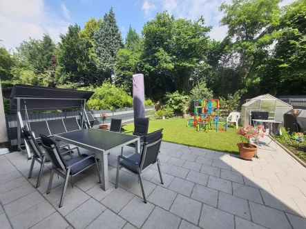 Terrasse-Garten (Sommer2023) - Haus kaufen in Herne / Baukau - 3-FH MIT AUSGEBAUTEM DG / 2 Stellplätzen / EG FREIGEZOGEN MIT GARTEN