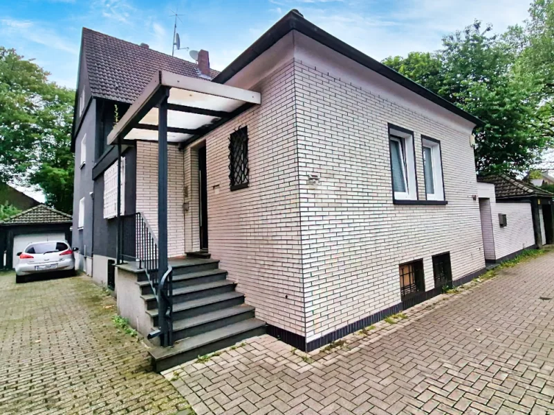 Straßenansicht - Haus kaufen in Herne - Modernisiertes 2-FH mit Anbau und ausgebautem DG– Lukrative Einnahmequelle durch Ferienvermietung