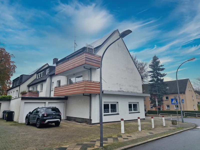 Straßenansicht - Wohnung mieten in Bochum - Seltenes Juwel: Großer Balkon, Fußbodenheizung, Top-Raumaufteilung