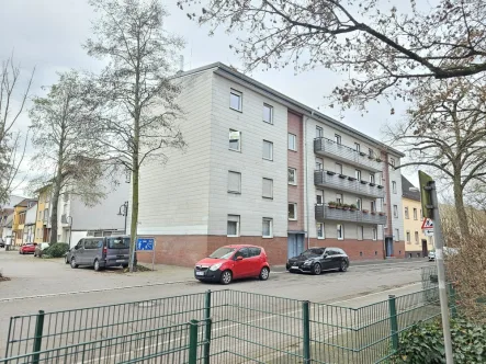5228 - Ansicht von Norden mit Eingang - Wohnung kaufen in Kaiserslautern - Sichern Sie Ihre Altersvorsorge! Grundsolide Eigentumswohnung in Kaiserslautern zu verkaufen.