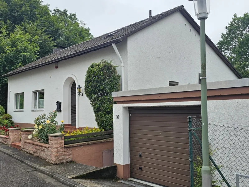 5239 - Ansicht des Wohnhauses mit Garage