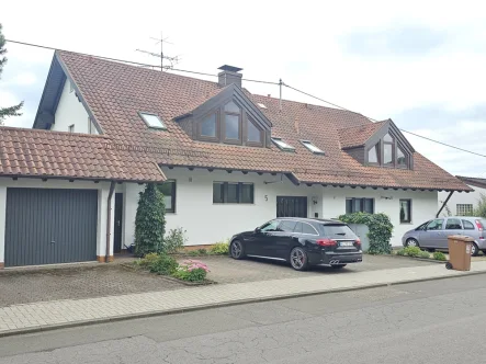 5241 - Ansicht von Westen mit Stellplätzen - Wohnung kaufen in Trippstadt - Schöne Wohnung im Erdgeschoss mit Blick über den Luftkurort Trippstadt. Ruhige Anliegerstraße.