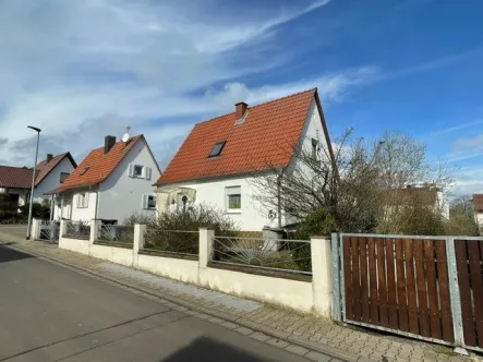 Ansicht 2 - Haus kaufen in Kirchheimbolanden - EUPORA® Immobilien: Wohnhaus mit Garten in der Innenstadt von Kirchheimbolanden.
