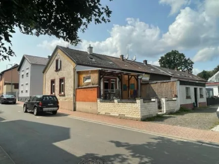 Ansicht mit Terrasse - Haus kaufen in Albisheim - EUPORA® Immobilien: Gemütliches Wohnhaus in Albisheim.