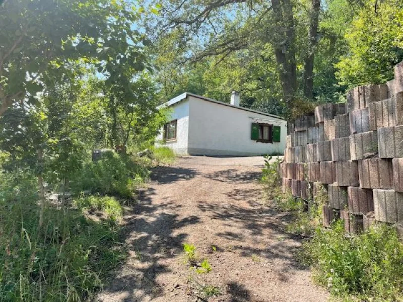 Zufahrt Haus oben - Haus kaufen in Nack , Rheinhess - EUPORA® Immobilien: „Berghütte“ - Wochenendhaus mit großem Grundstück in Rheinhessen.