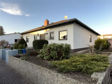 Ansicht - Haus kaufen in Dirmstein - EUPORA® Immobilien: Gepflegtes Wohnhaus mit Garten und Garage in Dirmstein.