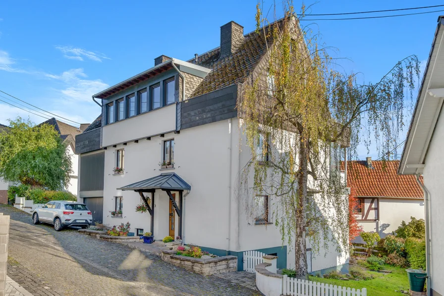 Außenansicht - Haus kaufen in Rengsdorf - *** Wohnen und Wohlfühlen !***