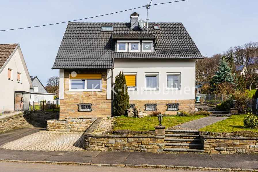 100214 Vorderansicht - Haus kaufen in Reichshof - Viel Platz und viele Möglichkeiten In schöner Höhenlage!