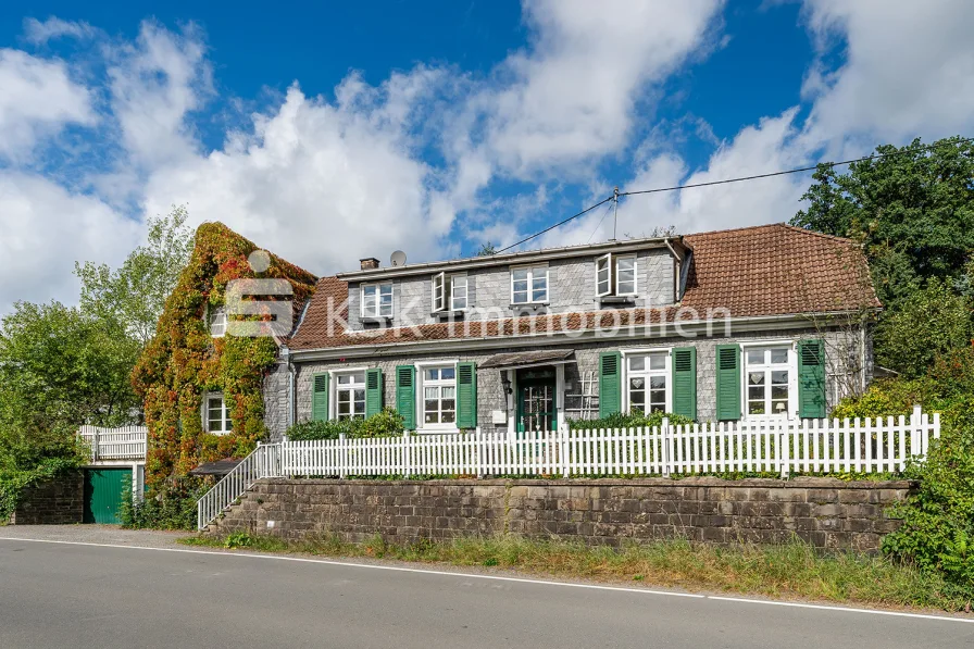 122139 Außenansicht - Haus kaufen in Marienheide - Haus mit Geschichte! Wohnen in einer alten Dorfschule!