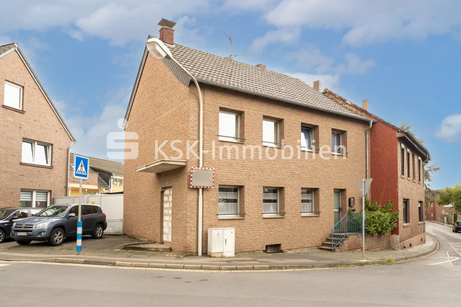 124783 Außenansicht  - Haus kaufen in Erftstadt - Zentral, vermietetes Einfamilienhaus mit Terrasse.