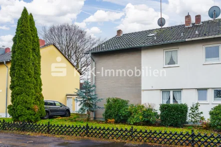122949 Außenansicht  - Haus kaufen in Köln - Verleihen Sie dieser Doppelhaushälfte einen neuen Schliff!
