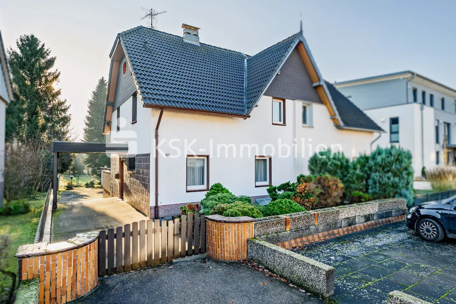 126893 Vorderansicht  - Haus kaufen in Bergisch Gladbach - Großzügige Doppelhaushälfte mit Einliegerwohnung und großem Garten.