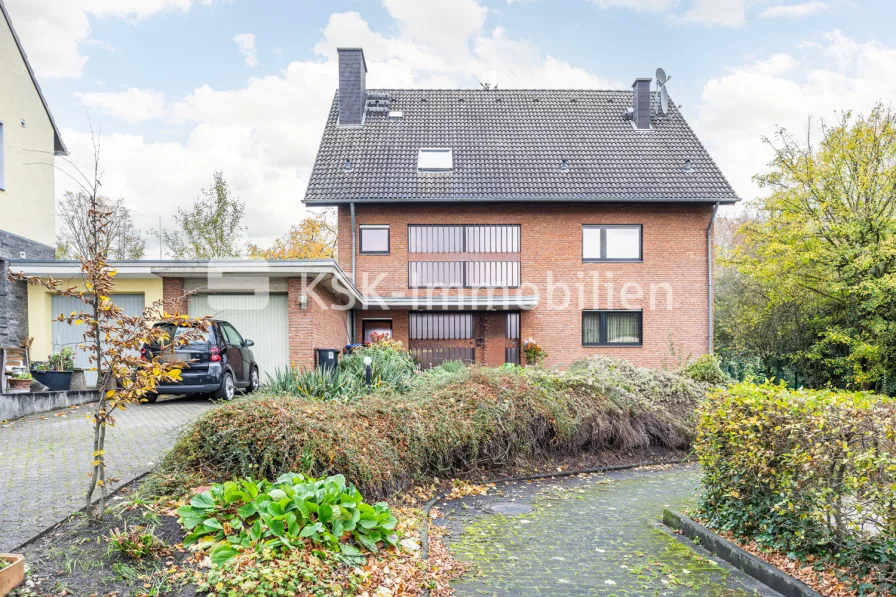 92323 Vorderansicht  - Haus kaufen in Brühl - Freistehendes Zweifamilienhaus mit viel Platz und großem Garten.